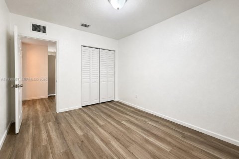 Townhouse in Hallandale Beach, Florida 3 bedrooms, 141.3 sq.m. № 2083978 - photo 7