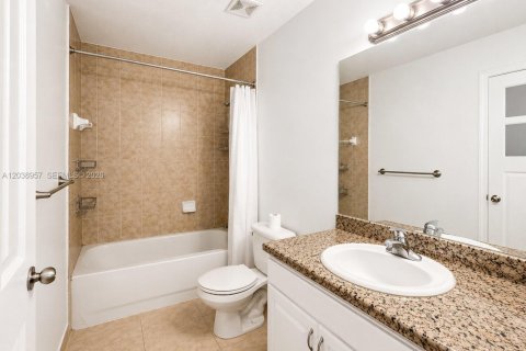 Townhouse in Hallandale Beach, Florida 3 bedrooms, 141.3 sq.m. № 2083978 - photo 9
