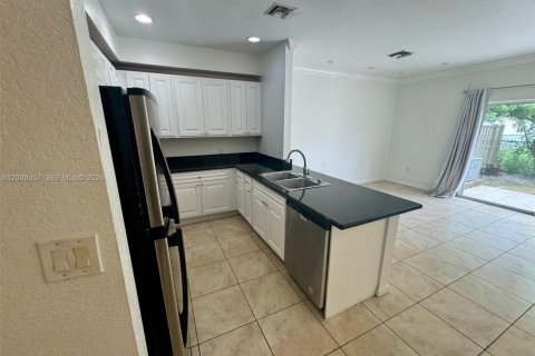 Townhouse in Hallandale Beach, Florida 3 bedrooms, 141.3 sq.m. № 2083978 - photo 4