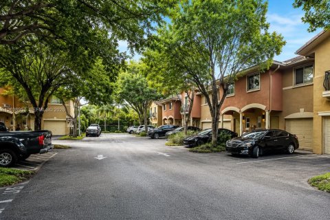 Townhouse in Hallandale Beach, Florida 3 bedrooms, 141.3 sq.m. № 2083978 - photo 2