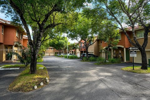 Townhouse in Hallandale Beach, Florida 3 bedrooms, 141.3 sq.m. № 2083978 - photo 23