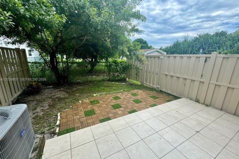 Townhouse in Hallandale Beach, Florida 3 bedrooms, 141.3 sq.m. № 2083978 - photo 19