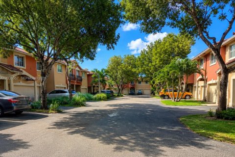 Townhouse in Hallandale Beach, Florida 3 bedrooms, 141.3 sq.m. № 2083978 - photo 24