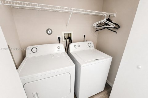 Townhouse in Hallandale Beach, Florida 3 bedrooms, 141.3 sq.m. № 2083978 - photo 22