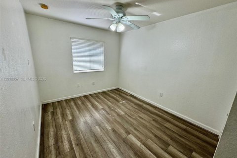 Townhouse in Hallandale Beach, Florida 3 bedrooms, 141.3 sq.m. № 2083978 - photo 13