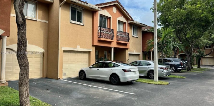 Townhouse in Hallandale Beach, Florida 3 bedrooms, 141.3 sq.m. № 2083978