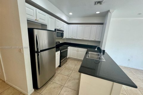 Townhouse in Hallandale Beach, Florida 3 bedrooms, 141.3 sq.m. № 2083978 - photo 20