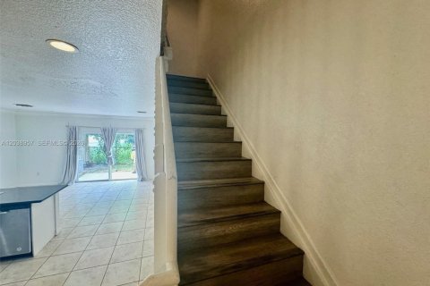 Townhouse in Hallandale Beach, Florida 3 bedrooms, 141.3 sq.m. № 2083978 - photo 16