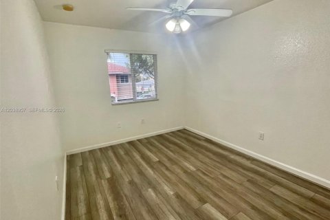 Townhouse in Hallandale Beach, Florida 3 bedrooms, 141.3 sq.m. № 2083978 - photo 12