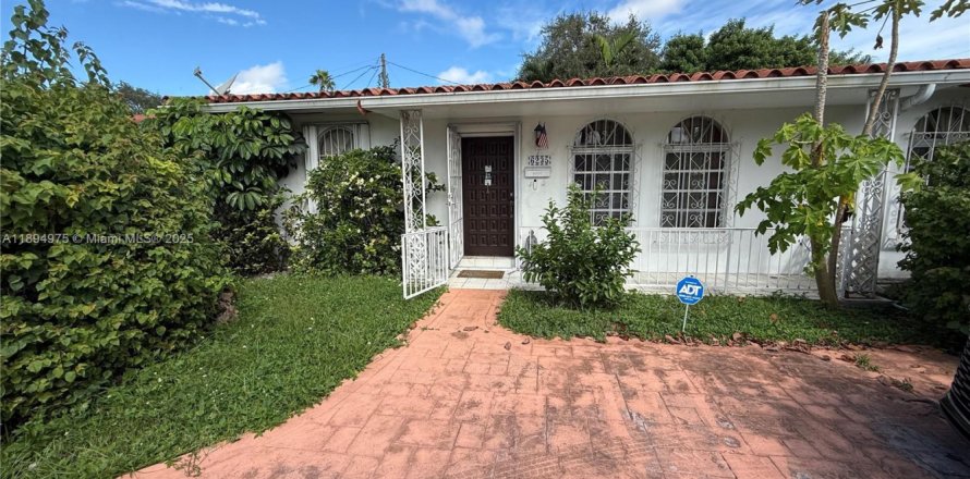 House in Miami, Florida 3 bedrooms, 159.79 sq.m. № 2035192