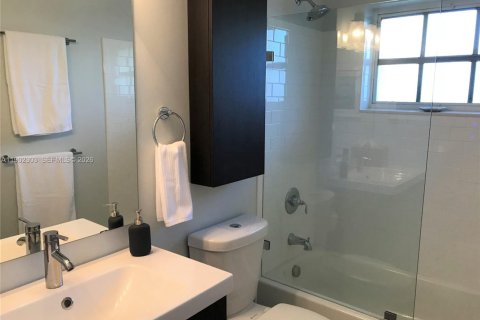 Commercial property in Wilton Manors, Florida 189.52 sq.m. № 2027813 - photo 25