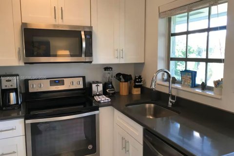 Commercial property in Wilton Manors, Florida 189.52 sq.m. № 2027813 - photo 15