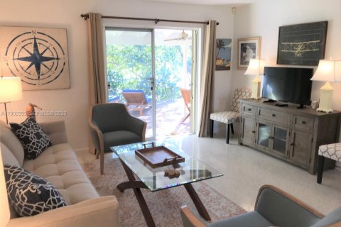 Commercial property in Wilton Manors, Florida 189.52 sq.m. № 2027813 - photo 10