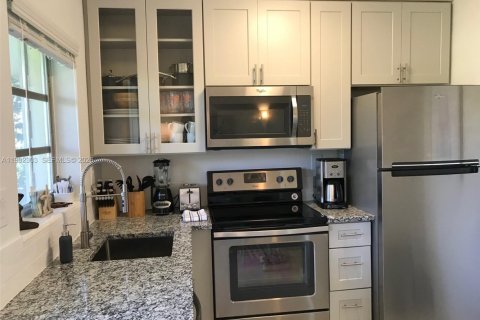 Commercial property in Wilton Manors, Florida 189.52 sq.m. № 2027813 - photo 16