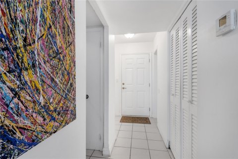Condo in Miami, Florida, 1 bedroom  № 1745585 - photo 4