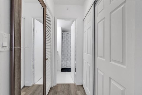 Condo in Miami, Florida, 1 bedroom  № 1745585 - photo 17