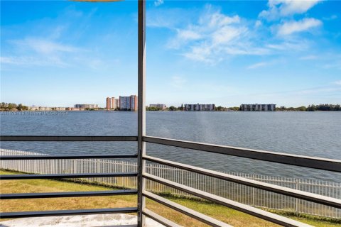 Condo in Miami, Florida, 1 bedroom  № 1745585 - photo 11