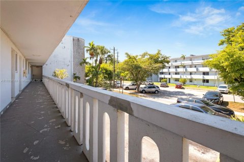 Condo in Miami, Florida, 1 bedroom  № 1745585 - photo 20