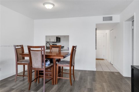 Condo in Miami, Florida, 1 bedroom  № 1745585 - photo 13