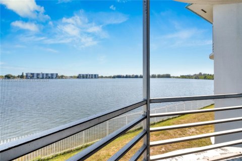 Condo in Miami, Florida, 1 bedroom  № 1745585 - photo 10