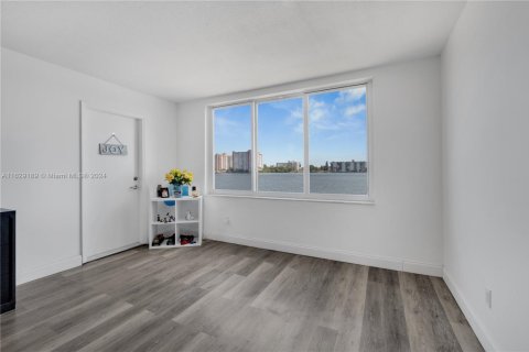 Condo in Miami, Florida, 1 bedroom  № 1745585 - photo 6