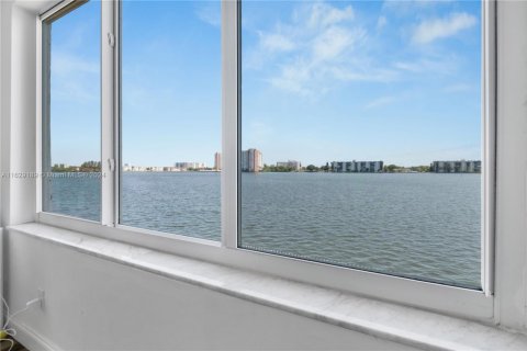 Condo in Miami, Florida, 1 bedroom  № 1745585 - photo 8