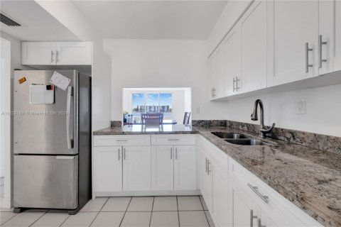 Condo in Miami, Florida, 1 bedroom  № 1745585 - photo 2
