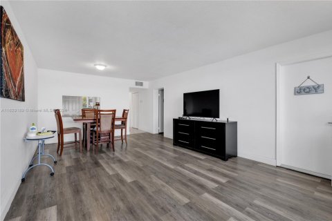 Condo in Miami, Florida, 1 bedroom  № 1745585 - photo 12