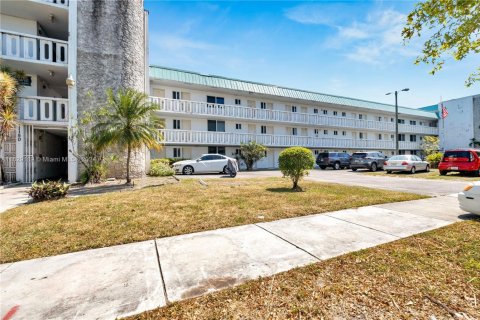 Condo in Miami, Florida, 1 bedroom  № 1745585 - photo 1