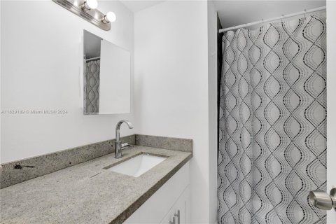 Condo in Miami, Florida, 1 bedroom  № 1745585 - photo 18