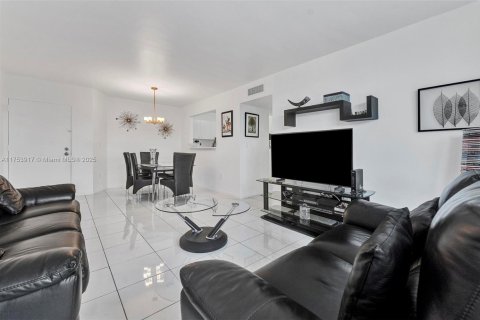 Condo in Miami, Florida, 2 bedrooms  № 1731246 - photo 4