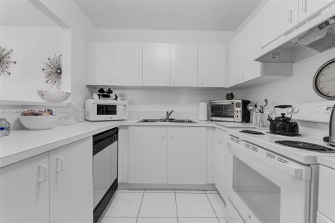 Condo in Miami, Florida, 2 bedrooms  № 1731246 - photo 15
