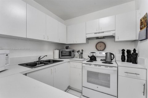 Condo in Miami, Florida, 2 bedrooms  № 1731246 - photo 16