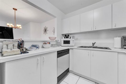 Condo in Miami, Florida, 2 bedrooms  № 1731246 - photo 17