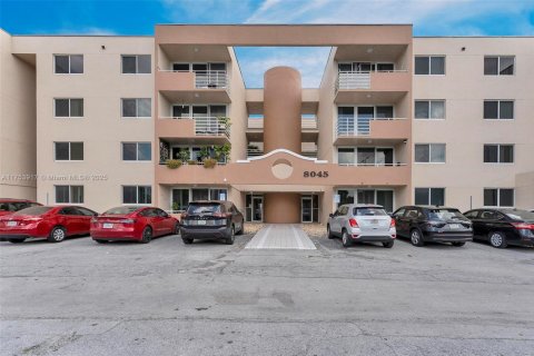 Condo in Miami, Florida, 2 bedrooms  № 1731246 - photo 1