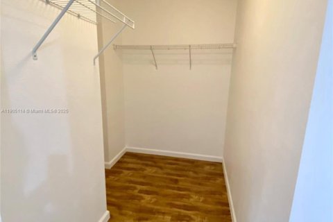 Снять в аренду таунхаус в Майами-Гарденс, Флорида 3 спальни, 147.62м2, № 1956103 - фото 16