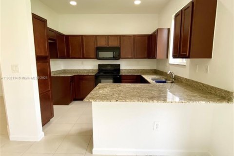 Снять в аренду таунхаус в Майами-Гарденс, Флорида 3 спальни, 147.62м2, № 1956103 - фото 7