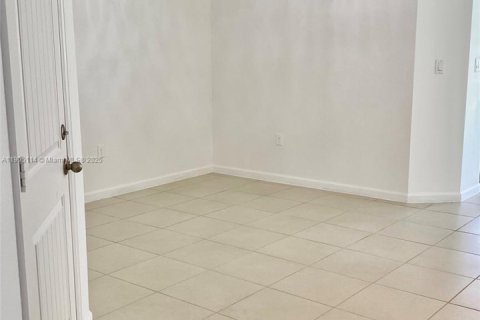 Снять в аренду таунхаус в Майами-Гарденс, Флорида 3 спальни, 147.62м2, № 1956103 - фото 5