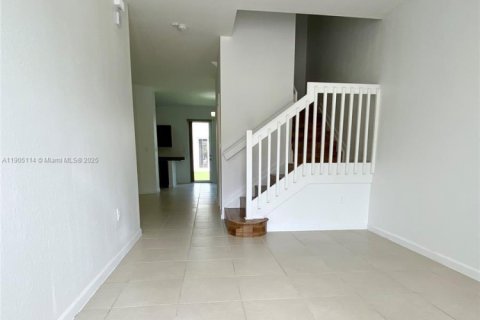 Снять в аренду таунхаус в Майами-Гарденс, Флорида 3 спальни, 147.62м2, № 1956103 - фото 3