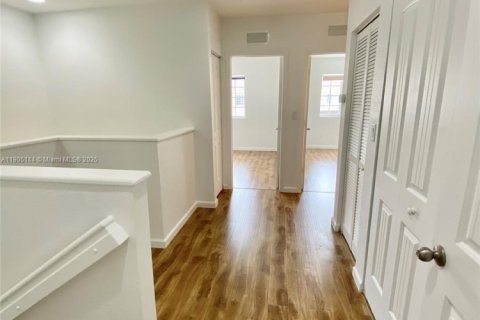 Снять в аренду таунхаус в Майами-Гарденс, Флорида 3 спальни, 147.62м2, № 1956103 - фото 10