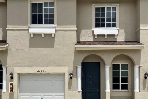 Снять в аренду таунхаус в Майами-Гарденс, Флорида 3 спальни, 147.62м2, № 1956103 - фото 1