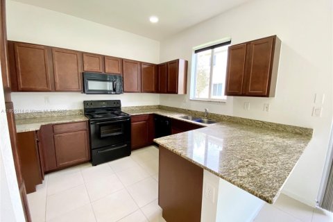 Снять в аренду таунхаус в Майами-Гарденс, Флорида 3 спальни, 147.62м2, № 1956103 - фото 20