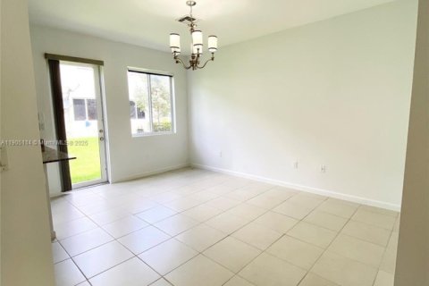 Снять в аренду таунхаус в Майами-Гарденс, Флорида 3 спальни, 147.62м2, № 1956103 - фото 4