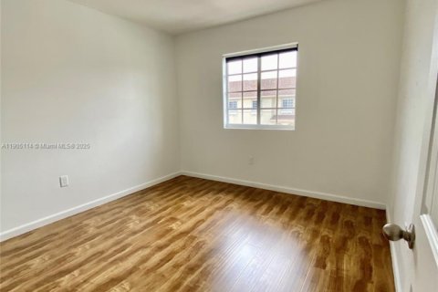 Снять в аренду таунхаус в Майами-Гарденс, Флорида 3 спальни, 147.62м2, № 1956103 - фото 14