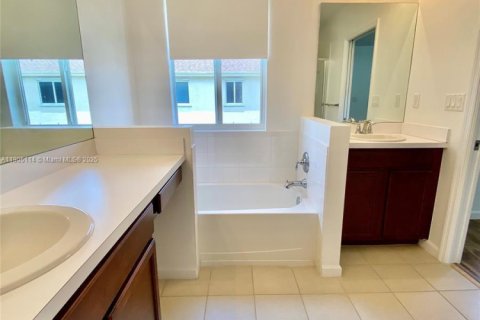 Снять в аренду таунхаус в Майами-Гарденс, Флорида 3 спальни, 147.62м2, № 1956103 - фото 17