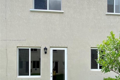 Снять в аренду таунхаус в Майами-Гарденс, Флорида 3 спальни, 147.62м2, № 1956103 - фото 2