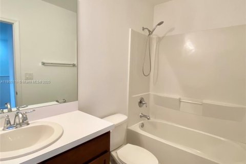 Снять в аренду таунхаус в Майами-Гарденс, Флорида 3 спальни, 147.62м2, № 1956103 - фото 19