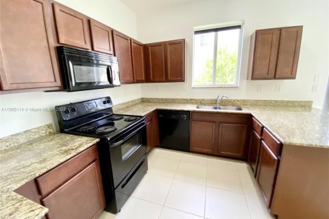 Снять в аренду таунхаус в Майами-Гарденс, Флорида 3 спальни, 147.62м2, № 1956103 - фото 8