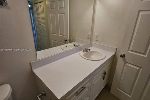 Condominio en alquiler en Miami, Florida, 1 dormitorio, 73.95 m2 № 2029867 - foto 10