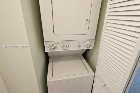 Condominio en alquiler en Miami, Florida, 1 dormitorio, 73.95 m2 № 2029867 - foto 11